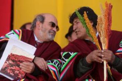 El presidente de Bolivia, Evo Morales (d), sostiene un ramo de quinua junto al director de la FAO, el brasileño José Graziano da Silva, este 14 de diciembre de 2013, en un acto celebrado en la ciudad de Oruro (oeste de Bolivia).
