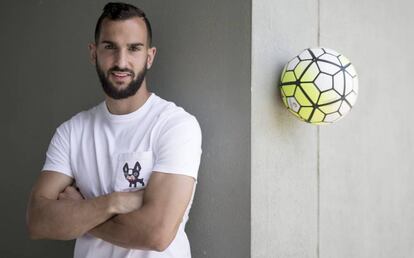 Montoya posa en la ciudad deportiva del Betis.