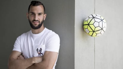 Montoya posa en la ciudad deportiva del Betis.