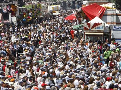 Miles de personas acudieron ayer a la pradera de San Isidro para celebrar la festividad del patrón de la capital.