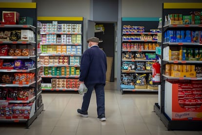 Un hombre hace la compra en un supermercado de Madrid este miércoles.