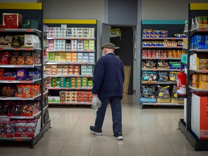 Un hombre hace la compra en un supermercado de Madrid este miércoles.