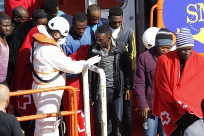Numerosos inmigrantes desembarcan esta mañana en el puerto de Tarifa para ser atendidos por Cruz Roja.