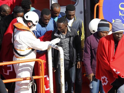 Numerosos inmigrantes desembarcan esta ma&ntilde;ana en el puerto de Tarifa para ser atendidos por Cruz Roja. 