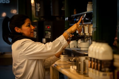 Trabajadora de una cafetería, en una imagen de archivo.