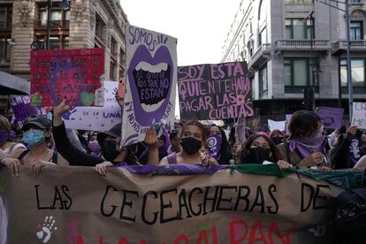 Un contingente de mujeres durante la marcha de la Ciudad de México.