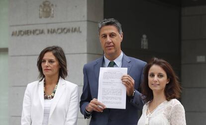 García Albiol entre Esperanza García y Andrea Levy, este jueves en la Audiencia.