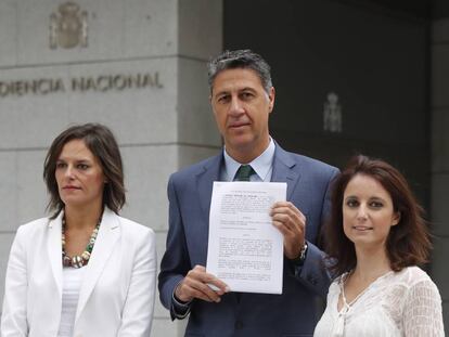 García Albiol entre Esperanza García y Andrea Levy, este jueves en la Audiencia.