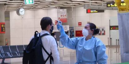 Control de temperatura a un pasajero de un vuelo internacional a su llegada a Madrid-Barajas.