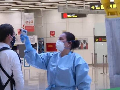 Control de temperatura a un pasajero de un vuelo internacional a su llegada a Madrid-Barajas.