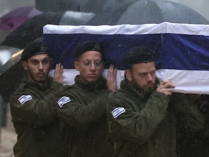 Soldados israelíes portaban el ataúd de Elkana Vizel, uno de los soldados muertos en Gaza, en su funeral en el cementerio militar Mount Herzl, en Jerusalén, este martes.