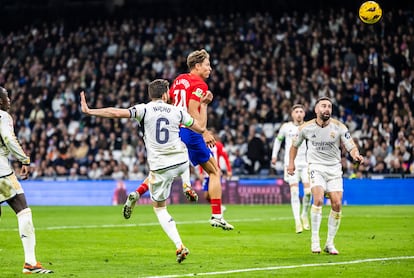 Marcos Llorente anota su tanto frente al Real Madrid.