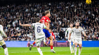 Marcos Llorente anota su tanto frente al Real Madrid.