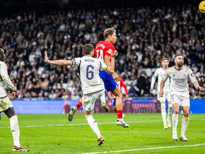 Marcos Llorente anota su tanto frente al Real Madrid.