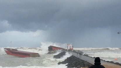 The Luno cargo ship, split in two off the coast of Bayonne.