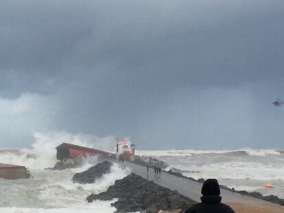 The Luno cargo ship, split in two off the coast of Bayonne.