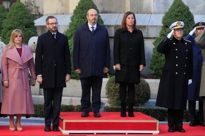 Desde la izquierda, Eva Ortiz, secretaria primera de Senado; Javier Maroto, vicepresidente primero de la Mesa de la Cámara alta; Pedro Rollán, presidente del Senado; Francina Armengol, presidenta del Congreso, y Teodoro López Calderón, jefe del Estado Mayor de la Defensa, durante la ceremonia de izado de la bandera frente al Senado.