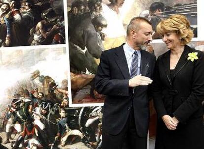 Esperanza Aguirre inauguró ayer la exposición <i>Madrid, 2 de mayo 1808-2008. Un pueblo, una nación,</i> junto con Arturo Pérez Reverte.