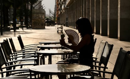 Una mujer se abanica en una terraza en la Gran Vía de Logroño, el sábado.