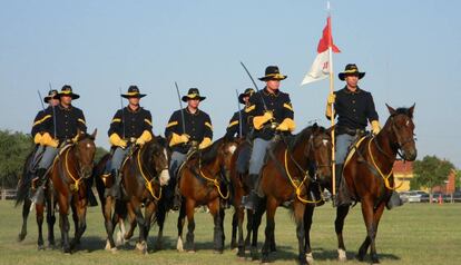 Reconstrucción histórica de una columna del Séptimo de Caballería de la época de Custer.