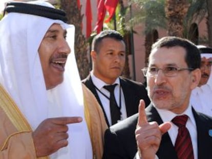 El primer ministro catarí, Hamad bin Jassim al Thani (izq.) y el ministro de Exteriores marroquí, Saad-Eddine El Othmani, acuden a la cumbre.