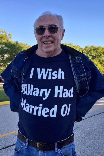 "Me encantaría que Hillary se hubiese casado con OJ". Esta camiseta hace referencia a OJ Simpson, el deportista de élite al que acusaron de asesinar a su mujer, Nicole Simpson. Aunque Simpson fue declarada inocente (todas las pruebas le inculpaban pero el jurado cedió ante la carta del racismo policial que jugó el equipo defensor), este simpatizante, directamente, le desea la muerte a Hillary.