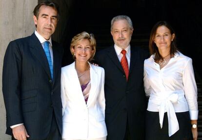 El presidente canario, Adán Martín (segundo por la derecha), posa junto a los consejeros destituidos, Luis Soria, María Australia Navarro y Águeda Montelongo, en una imagen de archivo