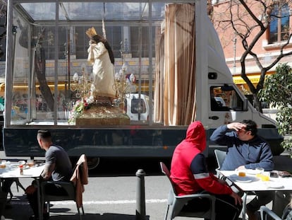 La Geperudeta, patrona de València, recorre la ciutat en un vergemòbil, una furgo adequada perquè se la vegi bé.