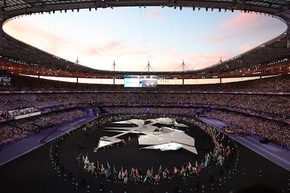 Los abanderados de los diferentes equipos, en el centro del Estadio de Francia.