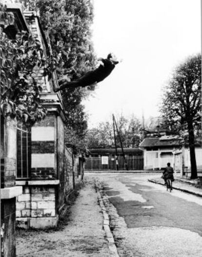 &#039;Leap into the void&#039;, fotograf&iacute;a en blanco y negro de 1960 de Harry Schunk-John Kender.