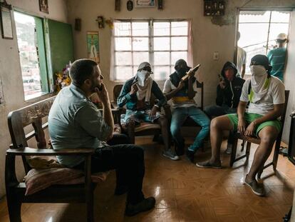 David Beriain entrevista a jóvenes de los barrios de los cerros de Caracas que se dedican al secuestro.