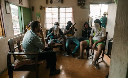 David Beriain entrevista a jóvenes de los barrios de los cerros de Caracas que se dedican al secuestro.