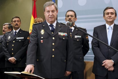 Javier Redondo toma posesión del cargo de jefe superior de la Policía de Castilla-La Mancha, en julio de 2008. El segundo por la izquierda es Carlos Rubio, a quien sustituirá como máximo responsable policial en Madrid.