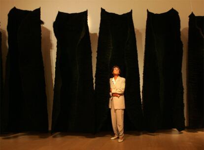 Magdalena Abakanowicz, ayer en el IVAM, junto a su obra <i>Black environment (Abakan)</i>.