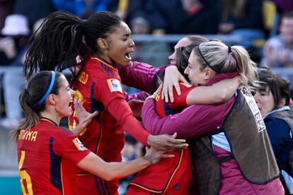 Las jugadoras españolas celebrando el gol que les dio el pase para la semifinal del Mundial.