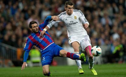 Bale pelea el balón con Nikos Karabelas
