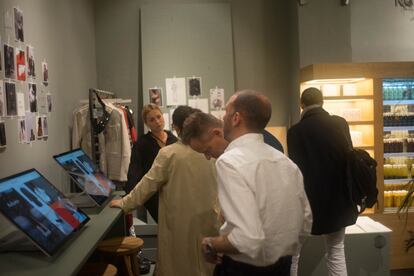Mientras degustan un café, los compradores pueden observar el catálogo completo de H&M en una de las pantallas digitales.