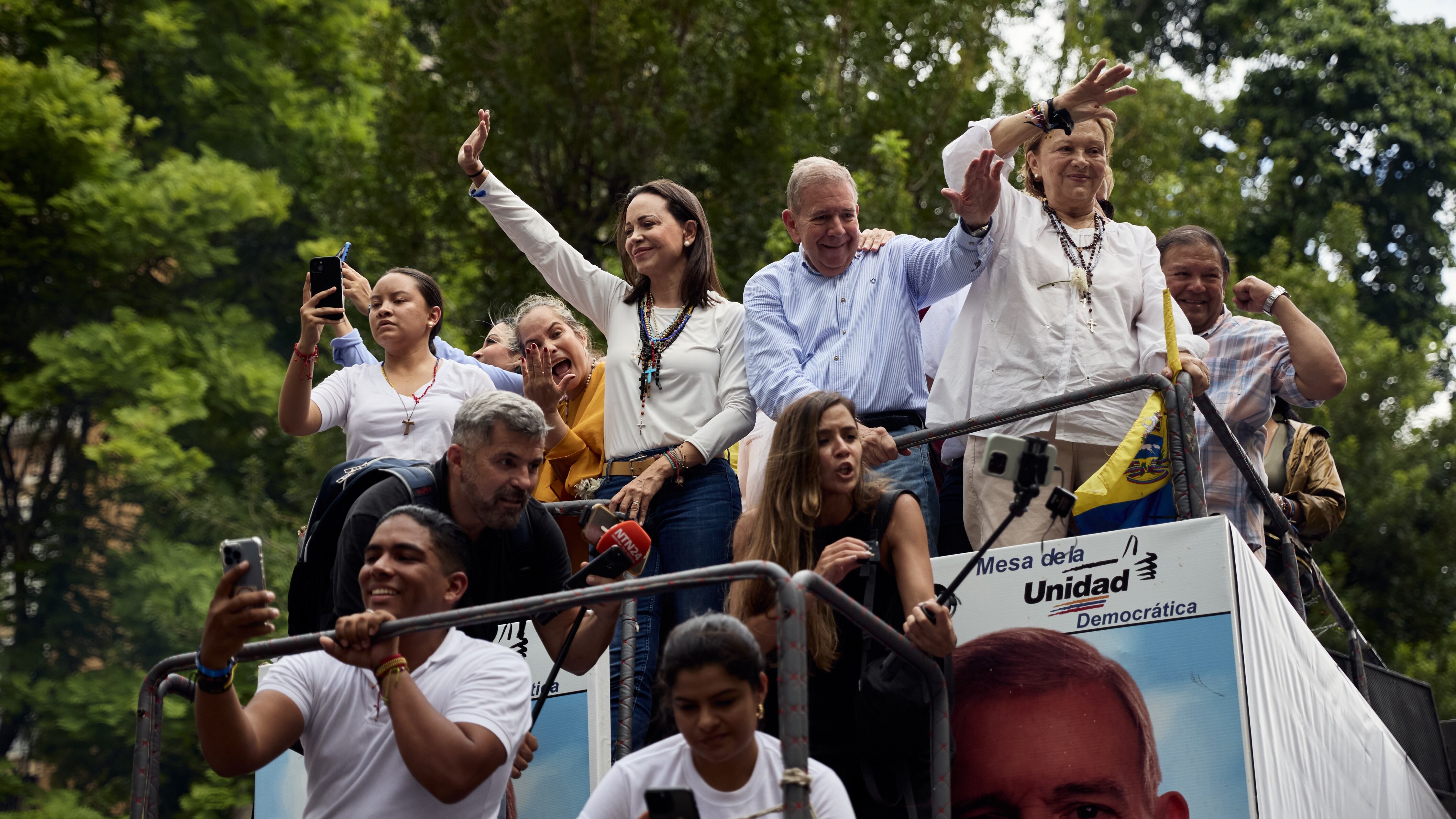 Edmundo González y María Corina Machado, durante una movilización con sus sus seguidores.