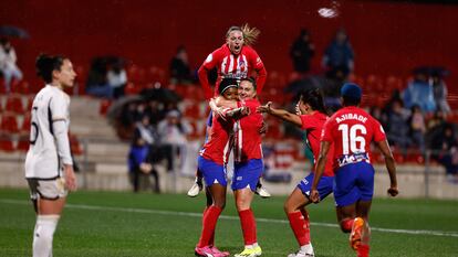 Jugadoras del Atlético de Madrid celebran su victoria sobre el Real Madrid en la Copa de la Reina.