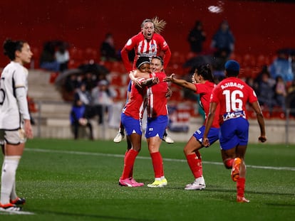 Jugadoras del Atlético de Madrid celebran su victoria sobre el Real Madrid en la Copa de la Reina.