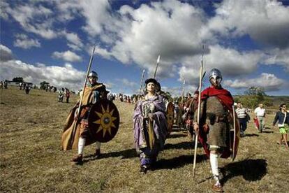 Desfile inaugural de los <i>Ludi Veleinses</i> (Juegos de Veleia) con legionarios y representantes de la familia Pompeya Valentina.