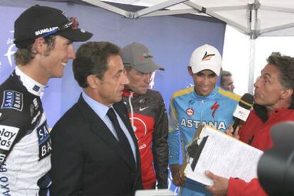 Sarkozy habla para la televisión en presencia de Schleck, Armstrong y Contador, al que el mandatario francés felicitó con un "Bravo España".