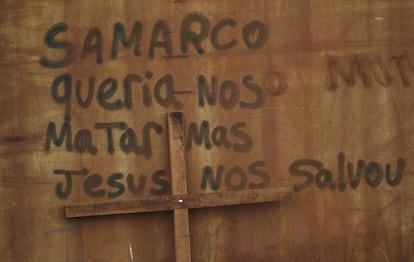 Detalhe de parede em que se lê “Samarco queria nos matar, mas Jesus nos salvou”, num ato para marcar a tragédia.