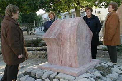 Vecinas de Cúllar Vega (Granada), ante el monolito en memoria de Ana Orantes y Encarnación Rubio.