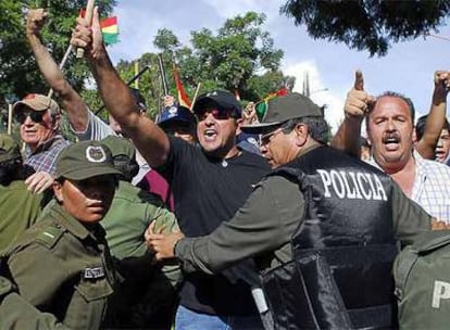 Simpatizantes del gobernador de Cochabamba gritan durante los enfrentamientos de ayer.