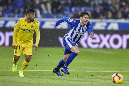 Ibai Gómez se marcha de Jaume Costa durante el partido en Mendizorroza.