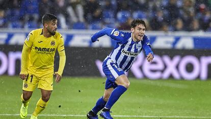 Ibai Gómez se marcha de Jaume Costa durante el partido en Mendizorroza.