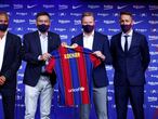 El ex jugador holandés del FC Barcelona, Ronald Koeman, acompañado por el presidente del club, Joseo Maria Bartomeu, el secretario técnico, Ramón Planas (a la derecha) y Javier Bordas (izquierda), durante el acto de presentación celebrado esta tarde como nuevo entrenador del primer equipo del FC Barcelona.