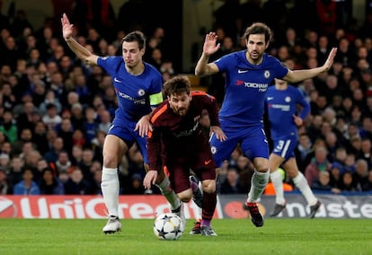 Messi disputa bola com Cesar Azpilicueta e Cesc Fabregas no jogo de ida entre o Barça e o Chelsea.