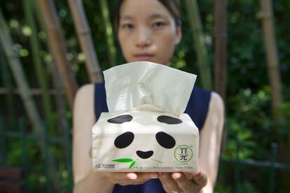 Una joven china muestra servilletas de papel de bambú, un material que el Gobierno chino está tratando de popularizar como alternativa sostenible al papel tradicional utilizado en productos de un solo uso. También se vende como papel higiénico.